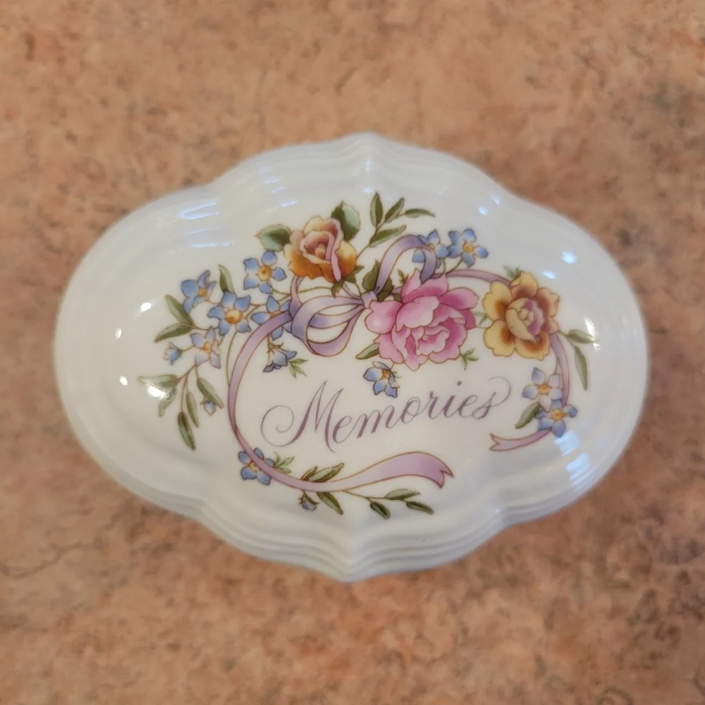 1983 Avon Memories Trinket Box w/ 